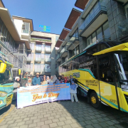 Foto bersama depan hotel – Copy – Copy